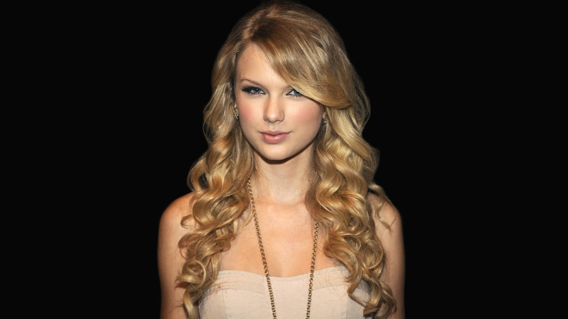 Cute Look Of Taylor Swift With Black Wallpaper 2K Taylor Swift