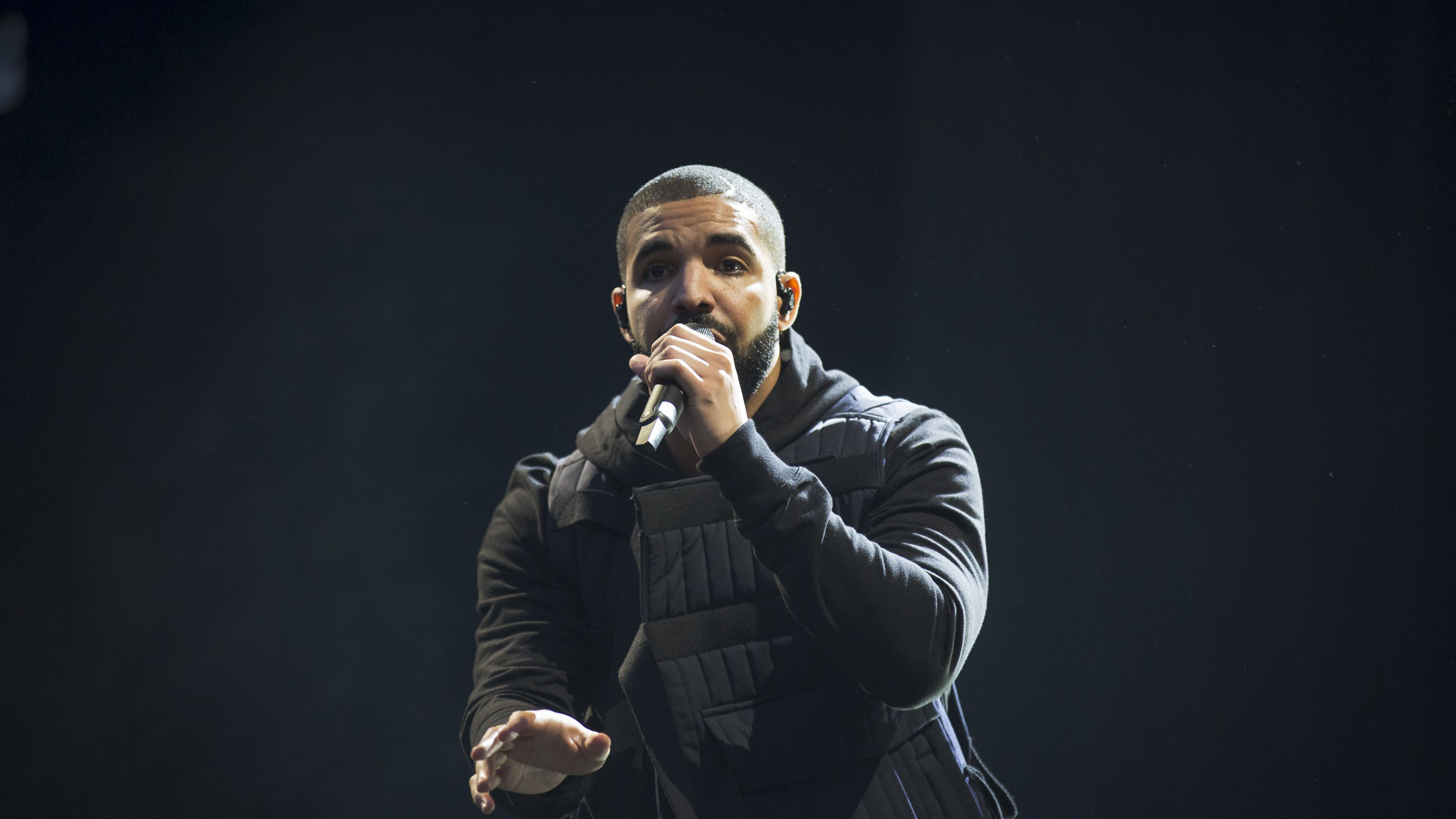 Drake Is Wearing Black Jerkin Having Mike In Hand In Black Wallpaper 2K Drake