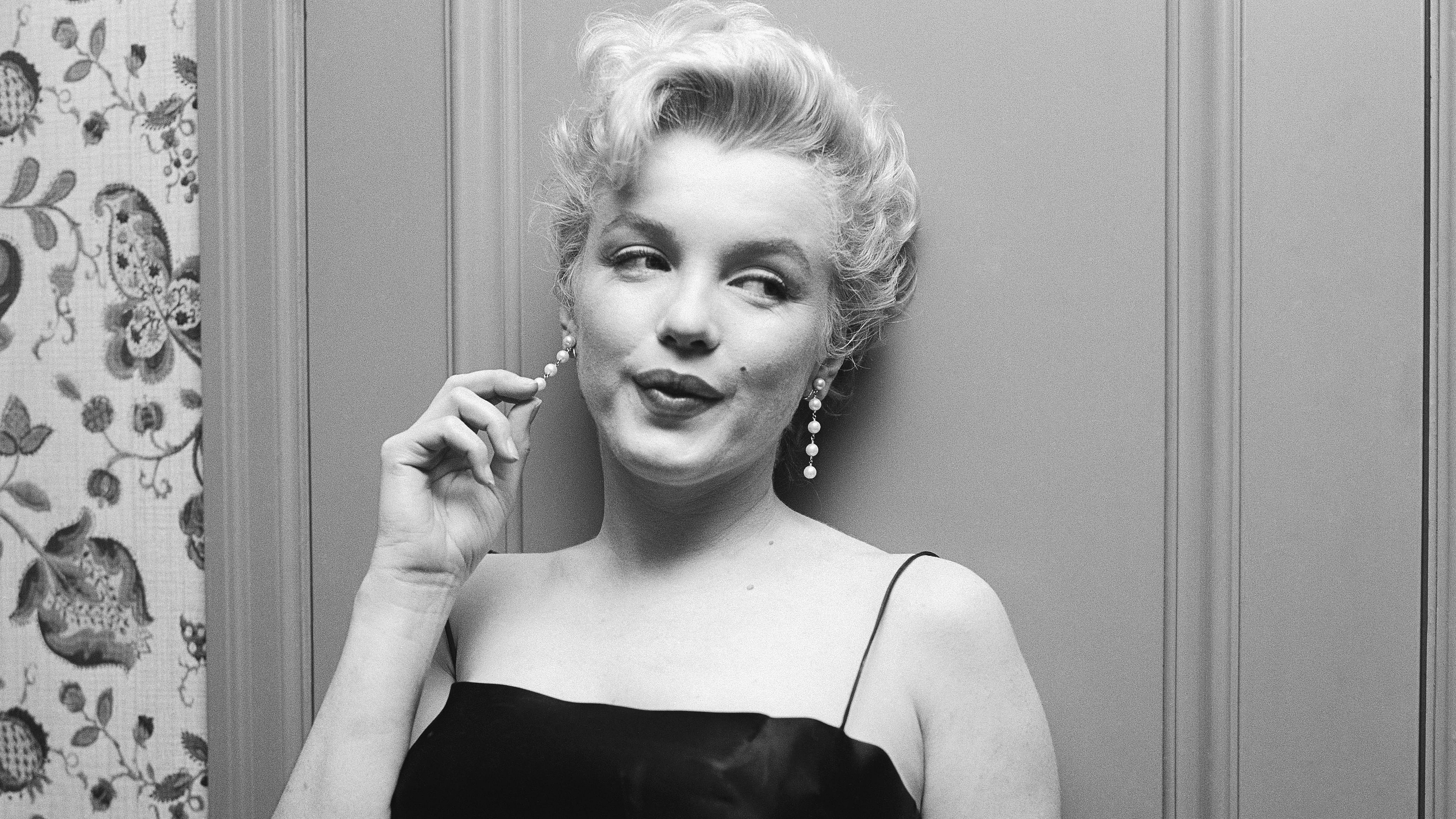 Marilyn Monroe Is Leaning On Door Wearing Black Dress K 2K Celebrities