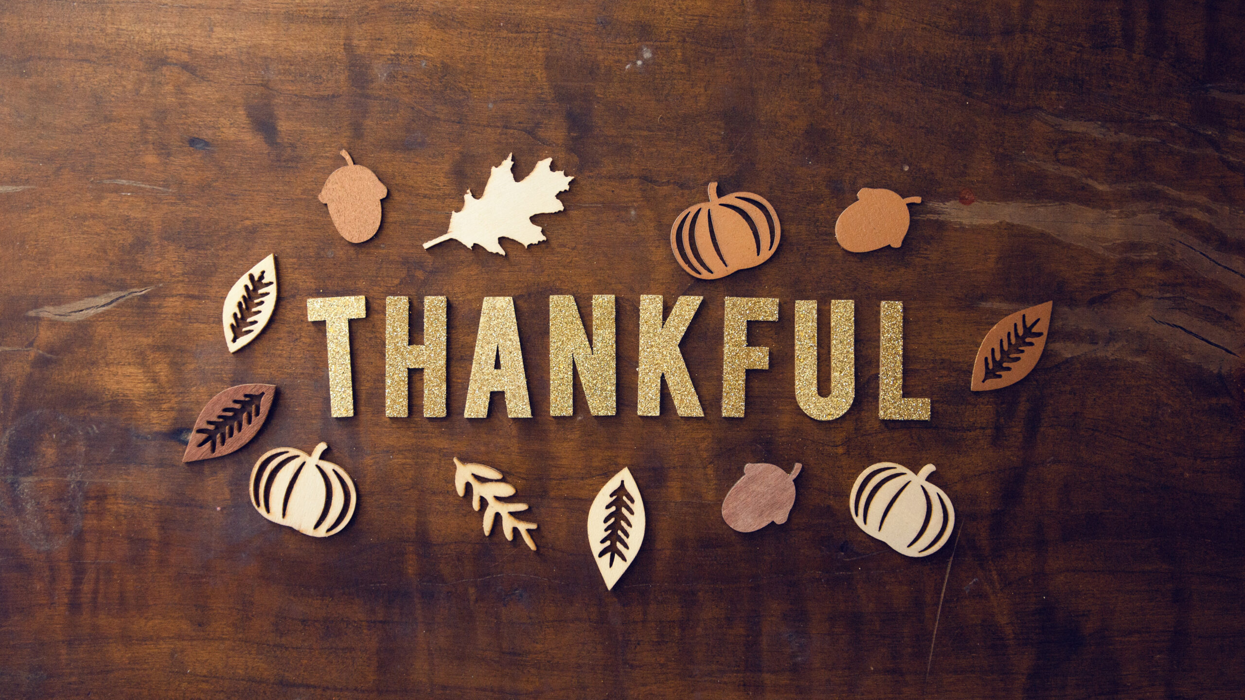 Thankful Glitter Letters In Wooden Wallpaper K K 2K Thanksgiving