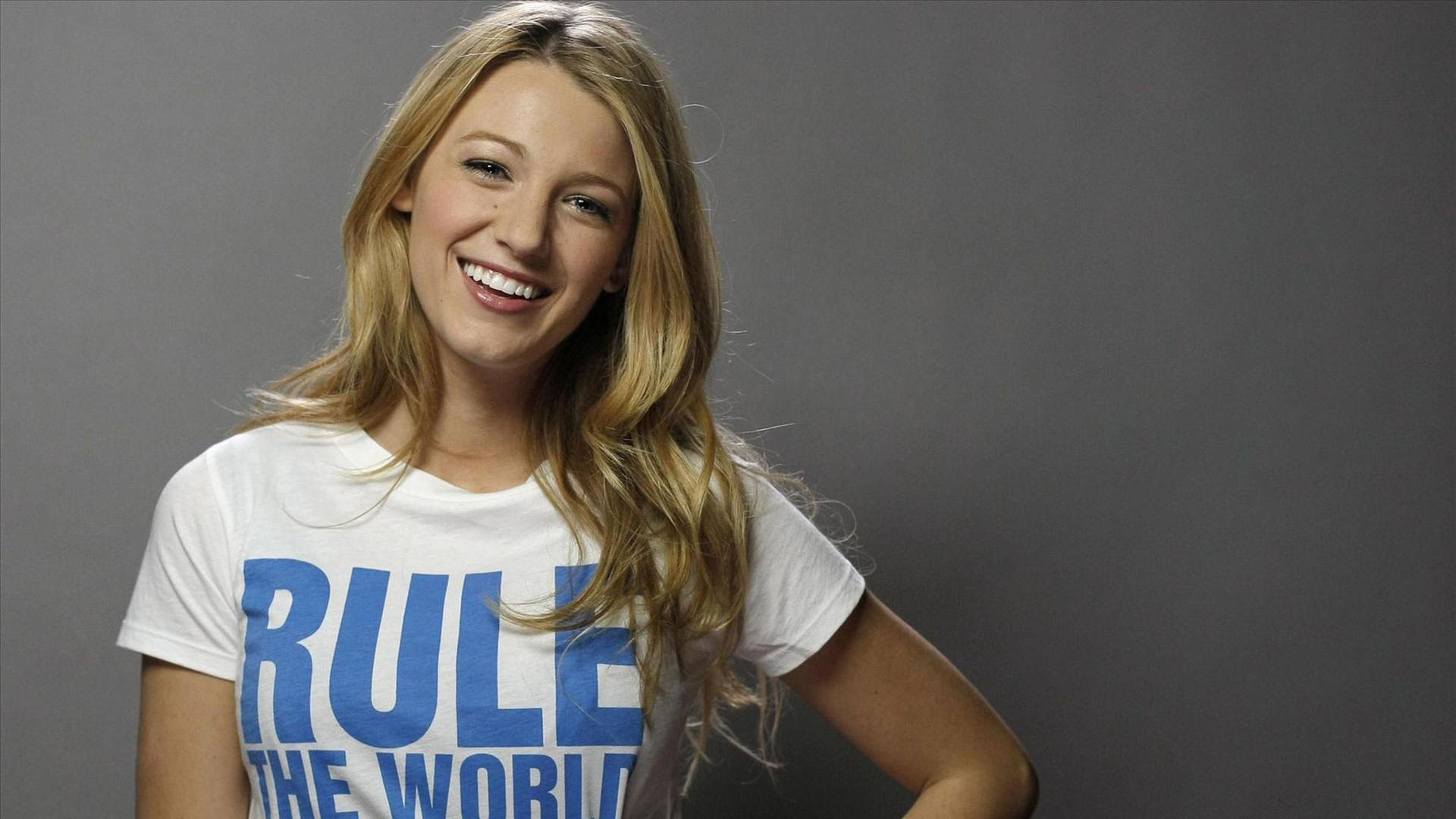 Blake Lively Is Wearing T-shirt With Loose Hair With Cute Smile 2K Celebrities