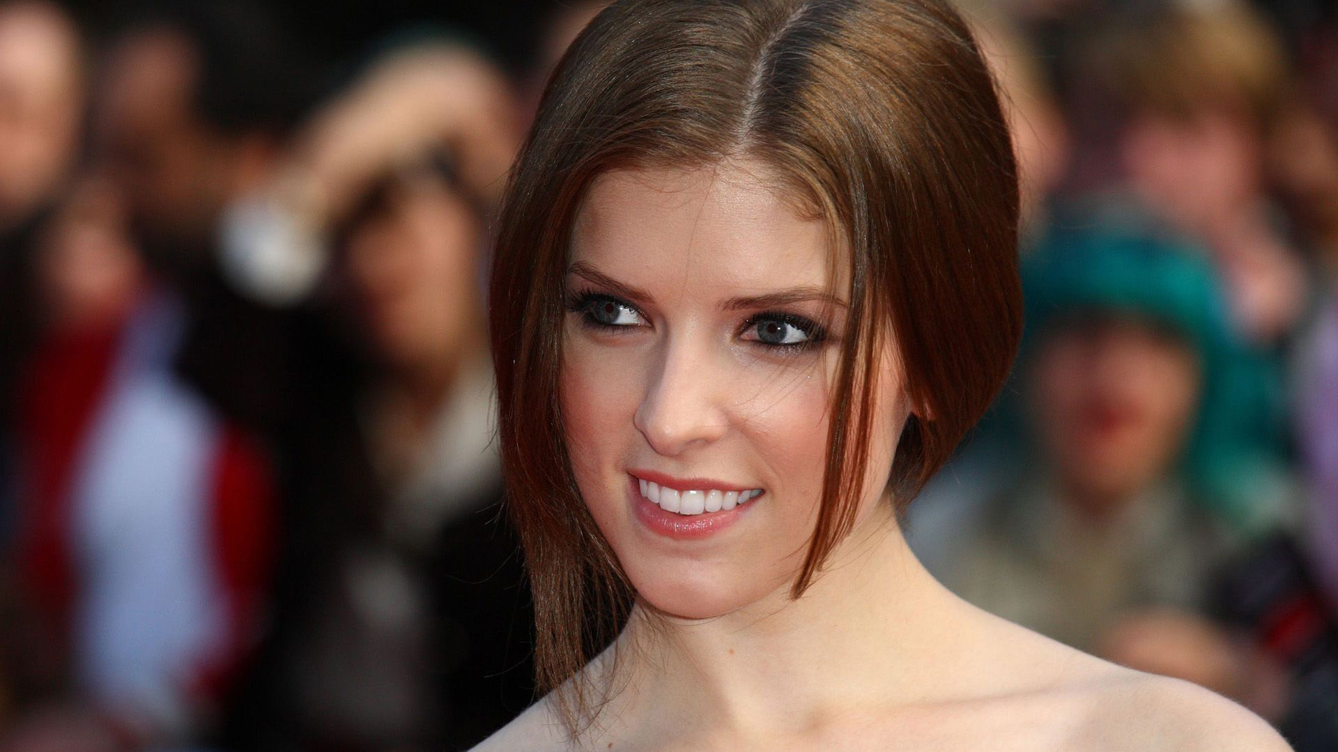 Smiling Anna Kendrick With Blur Wallpaper Of People 2K Anna Kendrick