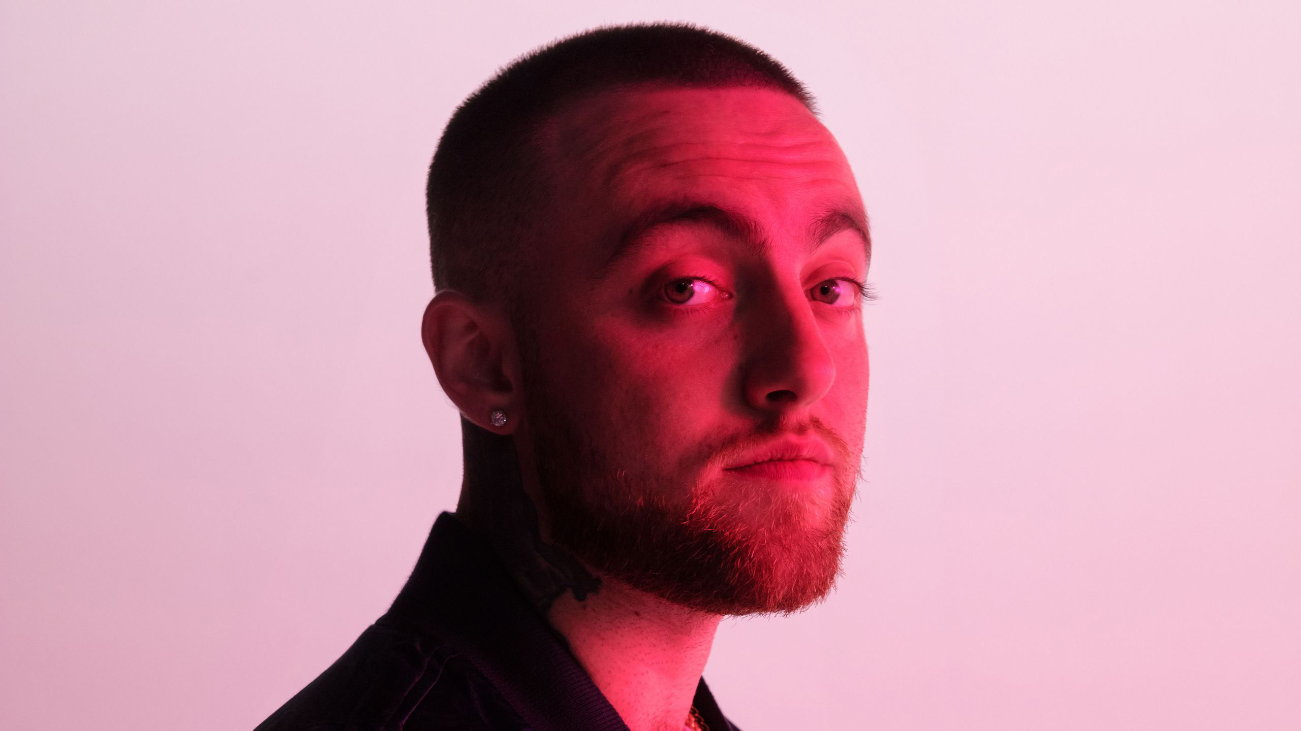 Mac Miller Is Facing One Side For A Photo In A Pinkish Wallpaper 2K Celebrities