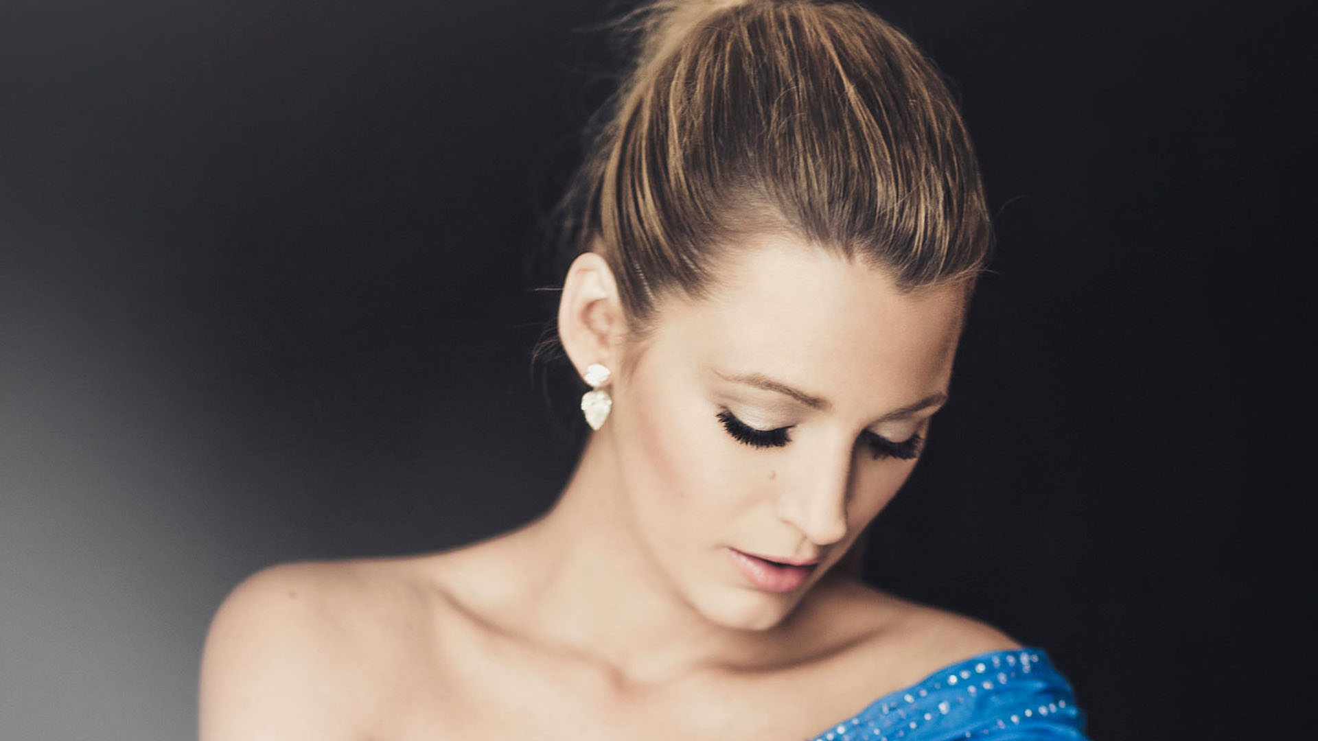 Blake Lively Is Wearing Sky Blue Dress With Cute Pose 2K Celebrities