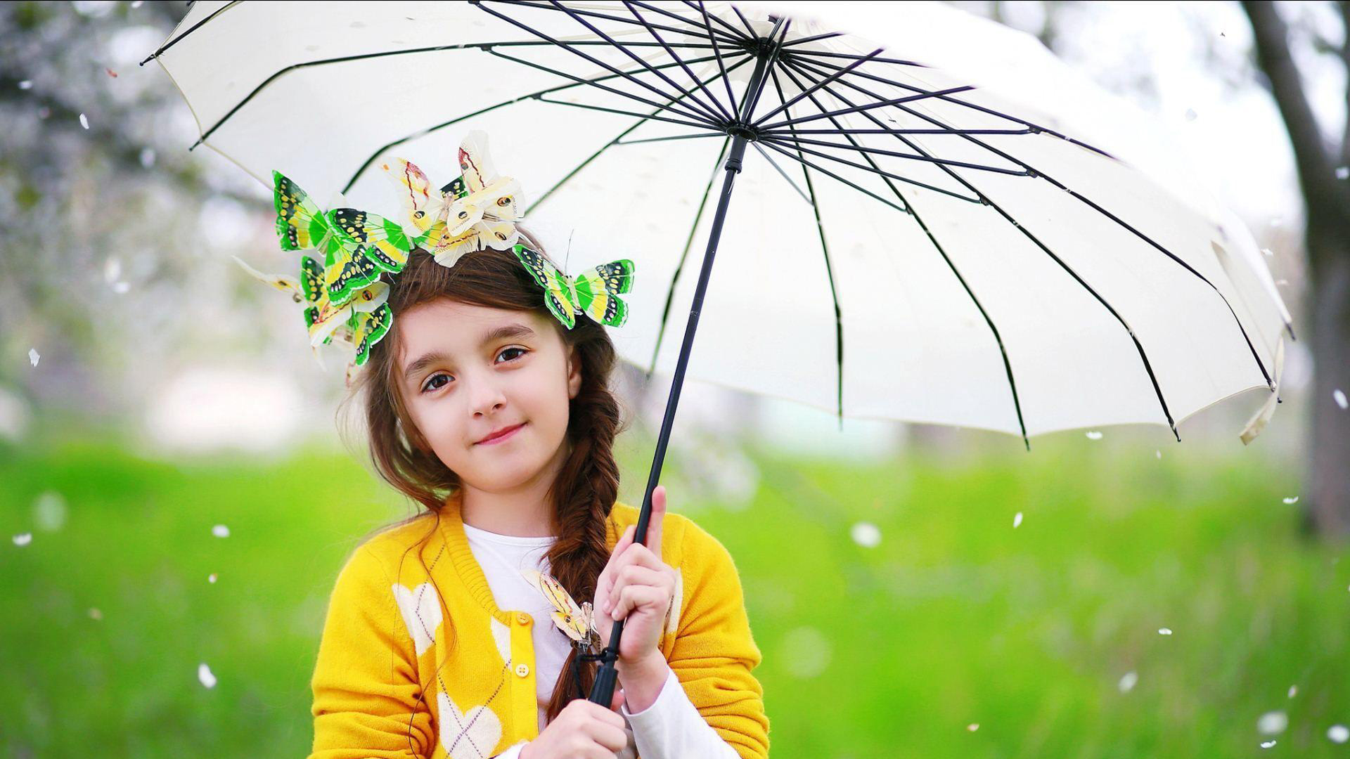 Cute Little Girl Is Wearing Yellow Dress Under The Umbrella Having Butterfly Clips On Head In Rain Drops Wallpaper 2K Cute