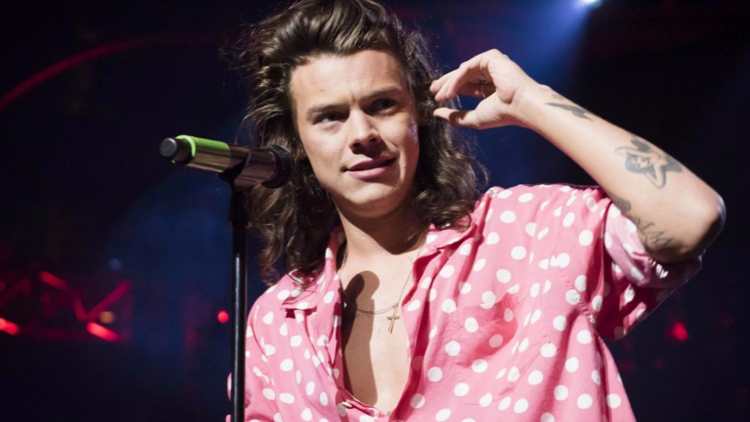 Harry Styles Is Wearing Pink With White Round Shirt Having Chain On Neck 2K Harry Styles